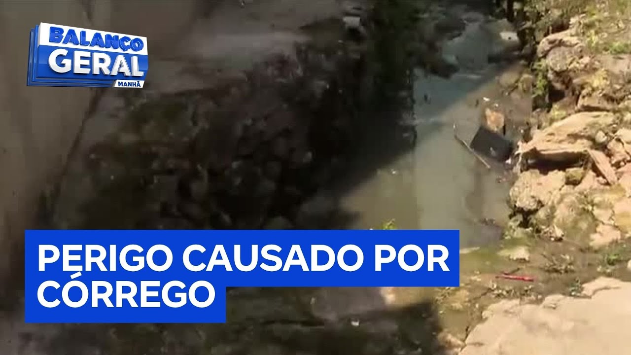 Moradores de Cotia Grande SP convivem com perigo diário causado por córrego