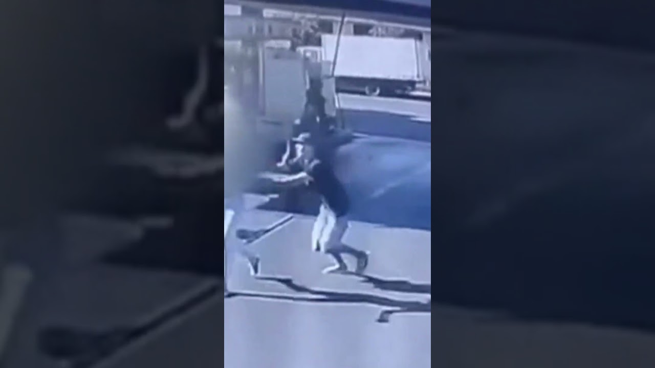 Crueldade Mulher é arrastada por ex namorado pelos cabelos