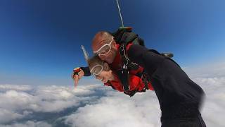 ARMLESS MOM JUMPING FROM A PLANE - 1st time | Insta360 Tandem Skydive in Belgrade