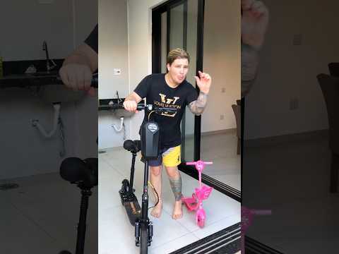 quando o filho pega o patinete da mãe escondido 😂 #shorts
