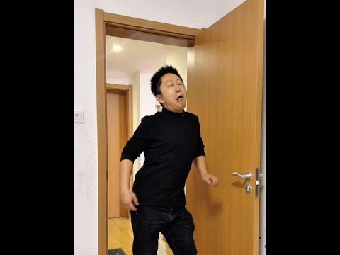 一开门就使劲叫，连门都嘲笑我？😂#门叫声 #看一遍笑一遍 #搞笑