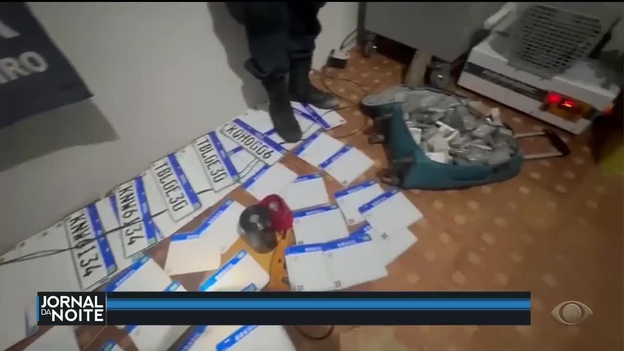 Polícia descobre fábrica clandestina de placas de veículos no RJ