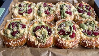 Drożdżówki z kremem pistacjowym i malinami