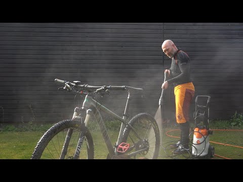 Gör rent cykeln med STIHL RE 100 högtryckstvätt efter ett pass i skogen