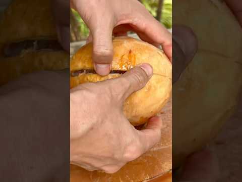 Satisfaction Cut coconut quickly, the sound of the cutting knife is pleasant and relaxing