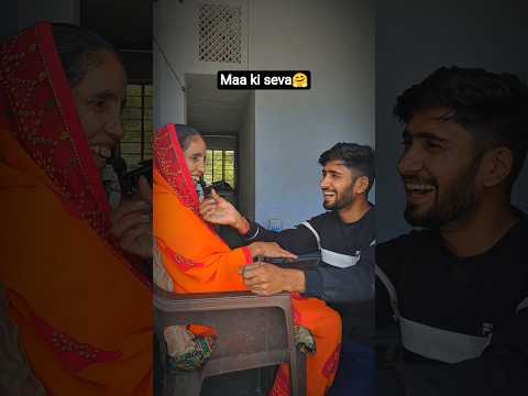 🤗Maa ki seva । मां की सेवा। 🤗 #shortsfeed #shorts #youtubeshorts #maakiseva #maa #viralvideo
