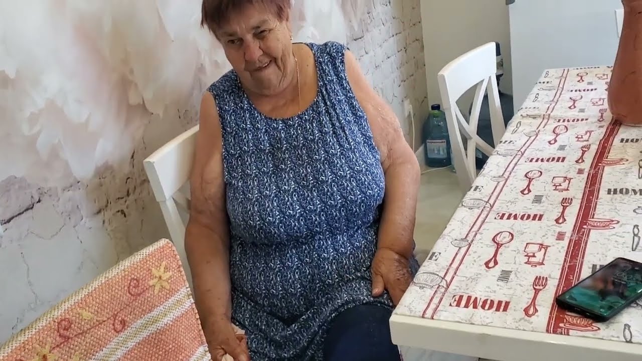 У мамы разболелось колено! Надо будет идти к врачу
