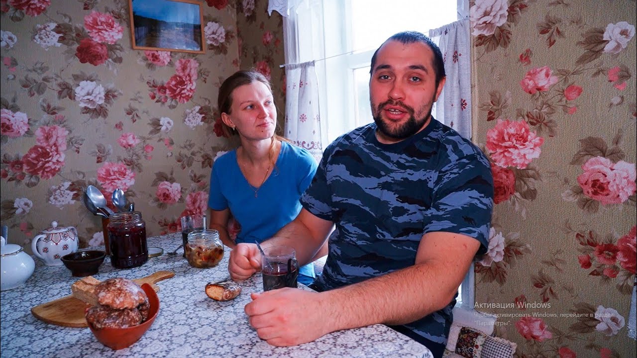 Жизнь в уральской глубинке - заготовка дров и драники с начинкой на каминке