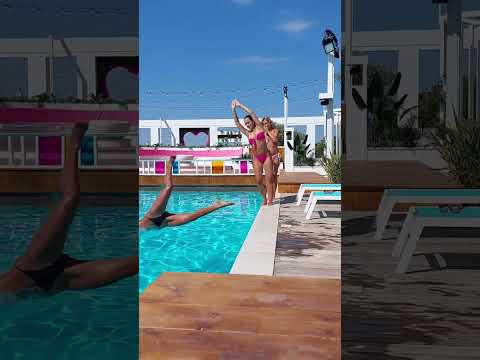 Tjejerna bjuder på lite vattenkonster i villan 😆