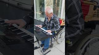 30.6.2026: Straßenmusiker 1 in Cottbus  #MichaelTomczak  #Straßenmusik  #Cottbus