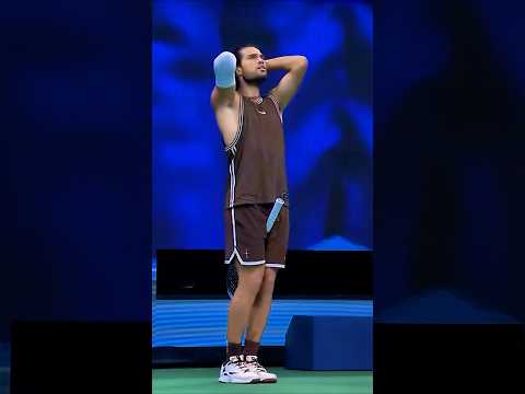 Tieing His Long Hairs - Carlos Alcaraz 🎾 #Shorts