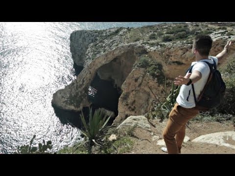 UNE GROTTE GIGANTESQUE !! (côte ouest, Malte)