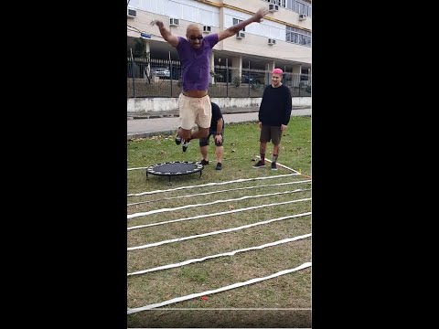 ESSE PULA LONGE! 😱😱😱 SALTO À DISTÂNCIA COM TRAMPOLIM | JOGOS DE AMIGOS #SHORTS