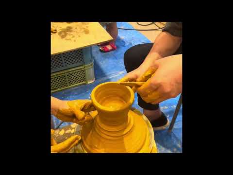 ろくろ体験　Hands-on experience with the pottery wheel