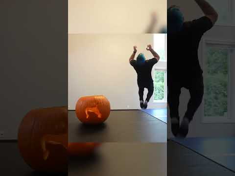 How parkour people carve pumpkins 😂 happy Halloween 🎃
