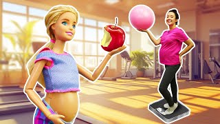 🏋️‍♀️🤰 La poupée Barbie a pris du poids ! Barbie enceinte et sa copine font du sport