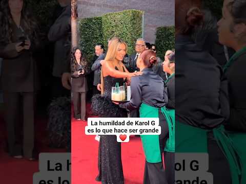 Karol G se emociono con un regalo que le hizo una mesera, se acercó y la abrazó, que buen gesto ❤️👏🏻