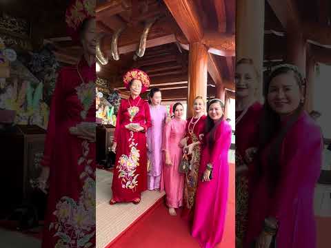 Thanh Đông xinh xinh bên Mẫu hậu trong lễ Khánh thành nhà Mẫu Thượng