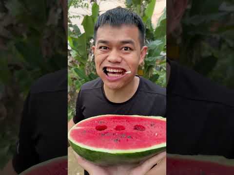 Những que kẹo mút cắm trên quả dưa hấu và bất ngờ màn trôn nhau từ ớt cay của các danh hài #shorts