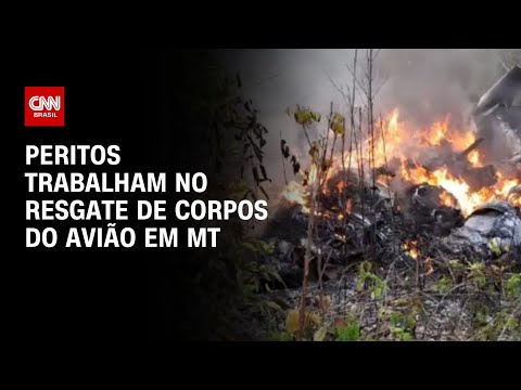 Peritos trabalham no resgate de corpos do avião que caiu no MT | BASTIDORES CNN