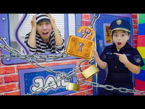Annie and Sammy Pretend Play Police Catching Runaway Prisoner Adventure by Kidsplay