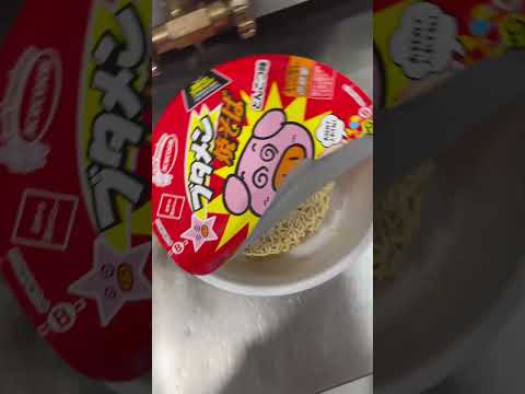 最近のカップ麺は美味いと聞いたので、焼きそば作ってみました。カップ麺には全く具が入ってませんでしたので、肉と野菜を麺と一緒に炒めて仕上げに鰹節を掛けて出来上がりです。#カップ焼きそば　#カップヌードル