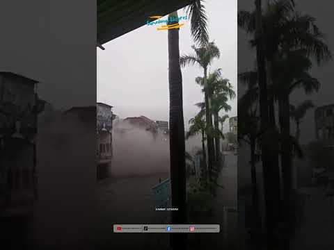 Detik-detik Sebuah Bangunan Tiga Lantai Roboh dan Hanyut di Denpasar