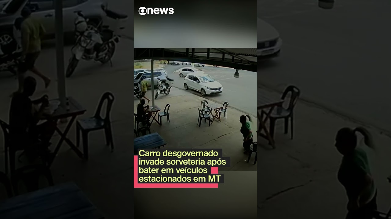 Carro desgovernado invade sorveteria após bater em veículos estacionados em MT
