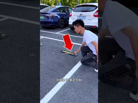 이 남자는 일부러 타이어를 펑크 내려고 했지만...