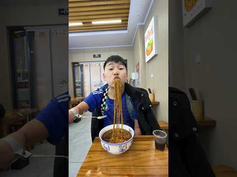 😭 ये देखो दुकान में चाउमीन खाना लड़के को पड़ा भारी!