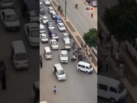 صاحب السيارة الزرقاء استفز كل من في الشارع فهكذا كانت ردت فعلهم