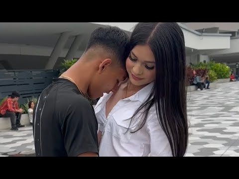 MILLONARIO REGALA IPHONE A V4GABUND0 POR BAILARLE A HERMOSA CHICA 😨😨