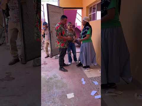 Le regalo un carro a su madre sin imaginar que esta sería la reacción de su mujer, mira lo que pasó.