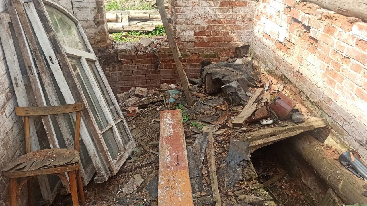 Неприятный сюрприз обвалился пол в сенях старого дома. Посещение починка, затерянного в лесах