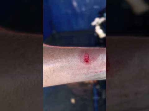 Разрезал руку водой 😵