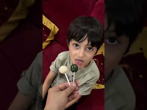 يلا امم امم امم شطوره 🍭 أعطيته المصاصة فعضني 🍭 #shorts