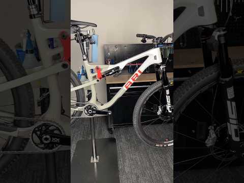 Turn your volume up to see this Signal Peak dream build with the all new RockShox Flight Attendant!