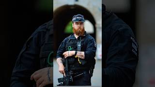No gifts while on duty 👍🫡 A police officer in London 🇬🇧 #police #streetphotograhpy