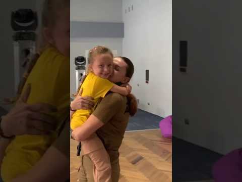 Військова після повернення з передової, де пробула півроку, побачилась з донечкою! 🥹