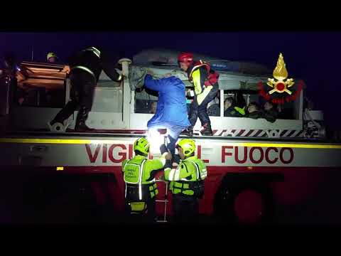 Συγκλονιστικές εικόνες από τις επιχειρήσεις διάσωσης στην Ιταλία | CNN Greece