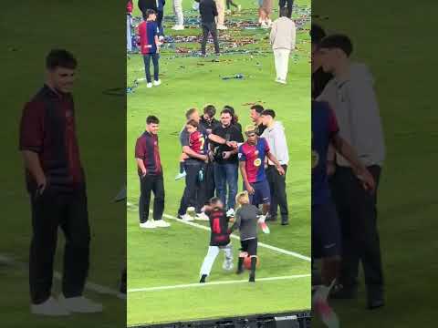 Lamine Yamal regateando a niños en la celebración del triplete nacional