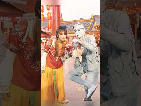 Anh trai giả tượng bị cô gái trêu đùa lấy đi một viên kẹo hồ lồ #shorts