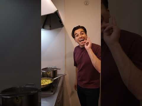 【ズッキーニが麺と絡んで旨い!】ズッキーニとベーコンのパスタ【Linguine con zucchini e bacon】 #shorts