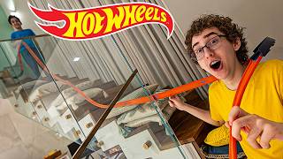 CONSTRUÍ A MAIOR PISTA DE HOT WHEELS NA NOSSA ESCADA! 😱 (FICOU GIGANTE)
