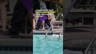 Empleado de hotel ayuda a patitos a salida de la piscina a diario