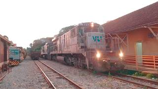 Cruzamento Perfeito no Fim de Tarde! Trem Vazio x Carregado na Estação
