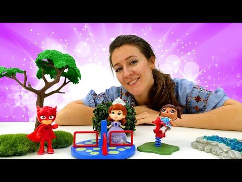 Olette, Sky, Sofía y otros niños juegan con una caja sorpresa.