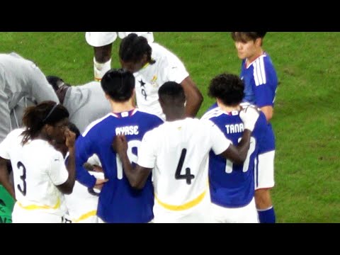 【キリンチャレンジカップ2025】ガーナの19番フランシスが蹴られる形で負傷 治療を受ける間 田中碧と上田綺世が心配する中 それを気遣うガーナ選手 現地映像