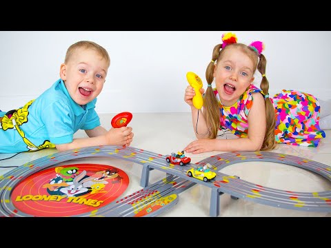 Gaby y Alex están jugando juegos divertidos con su madre  |  Historias para niños