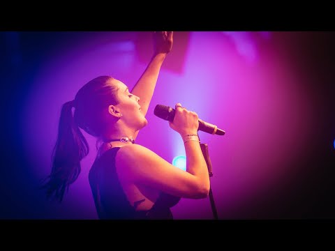 I'm an Albatraoz (LIVE) Manchester 2016 - AronChupa, Little Sis Nora